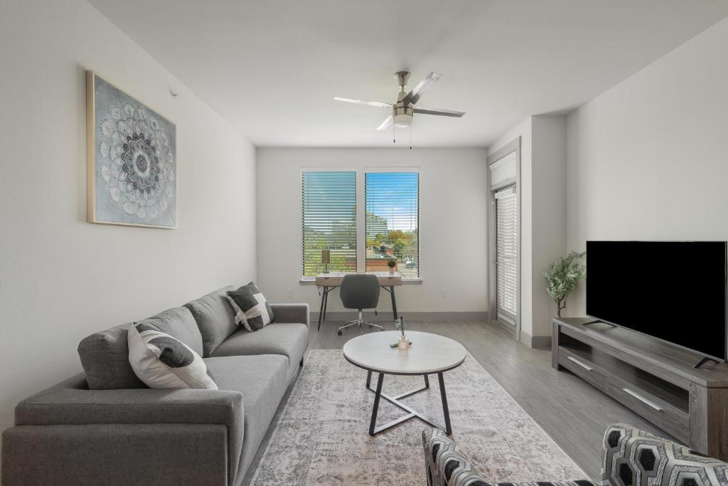 Park West 450 1bedroom Suite, Pool, Gym, Parking image