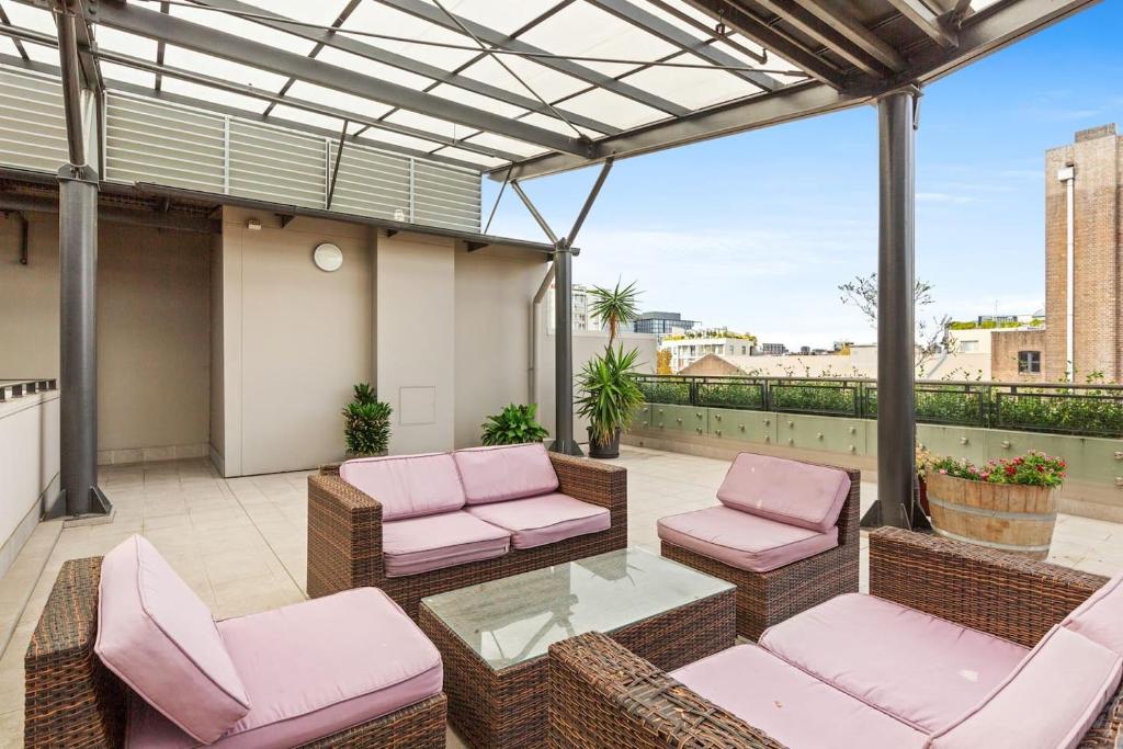 'Laube 105' Modern Inner-city Sanctuary with Balcony photo 3