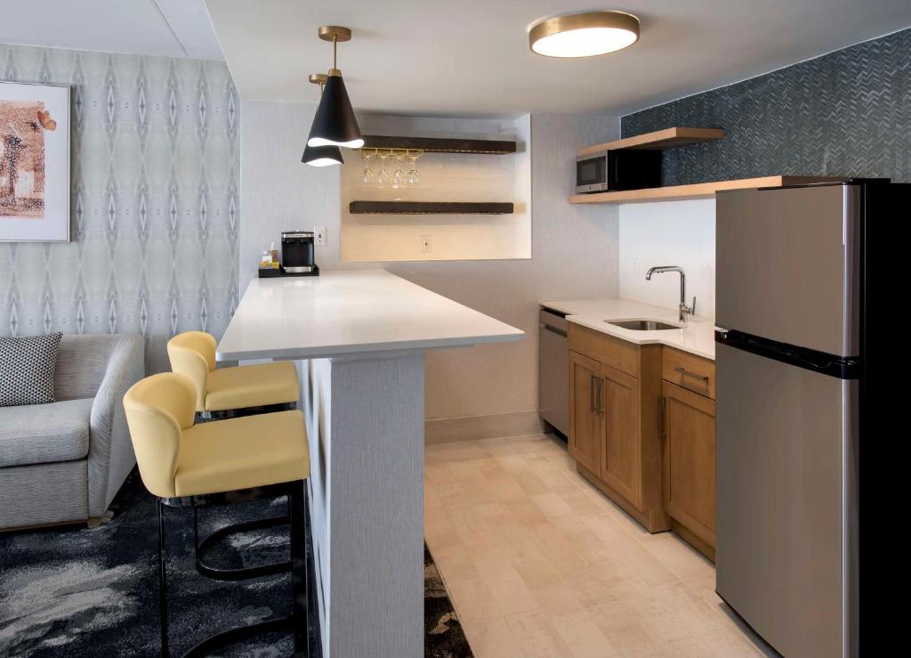 DoubleTree by Hilton Poughkeepsie - Tap to explore photos
