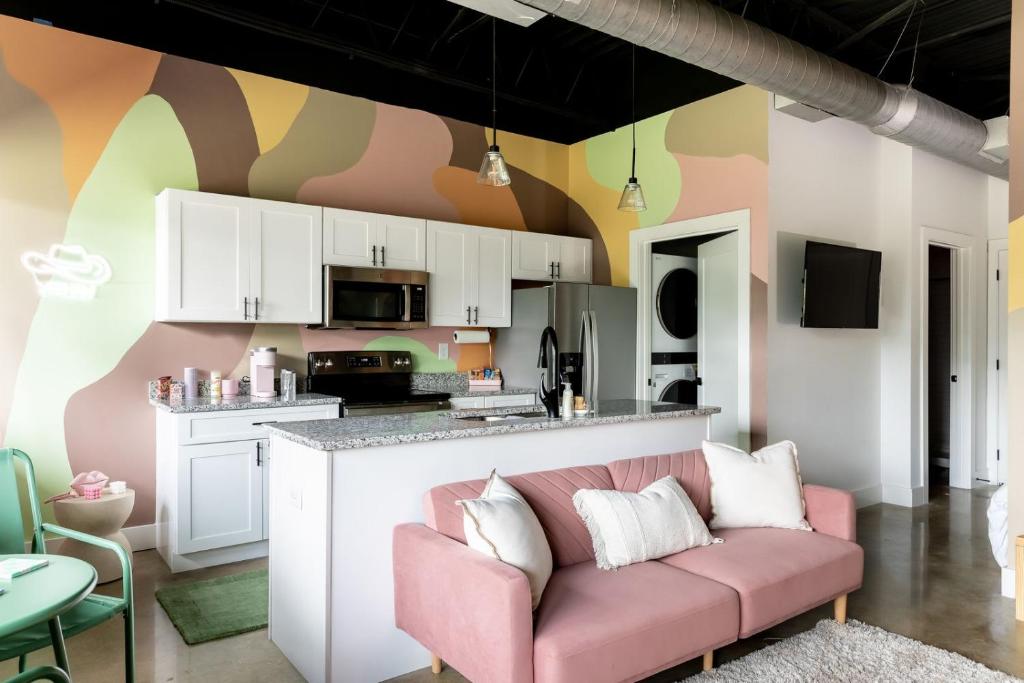 NEW Studio Sleeps 4 - 7 mins to DT - Tap to explore photos