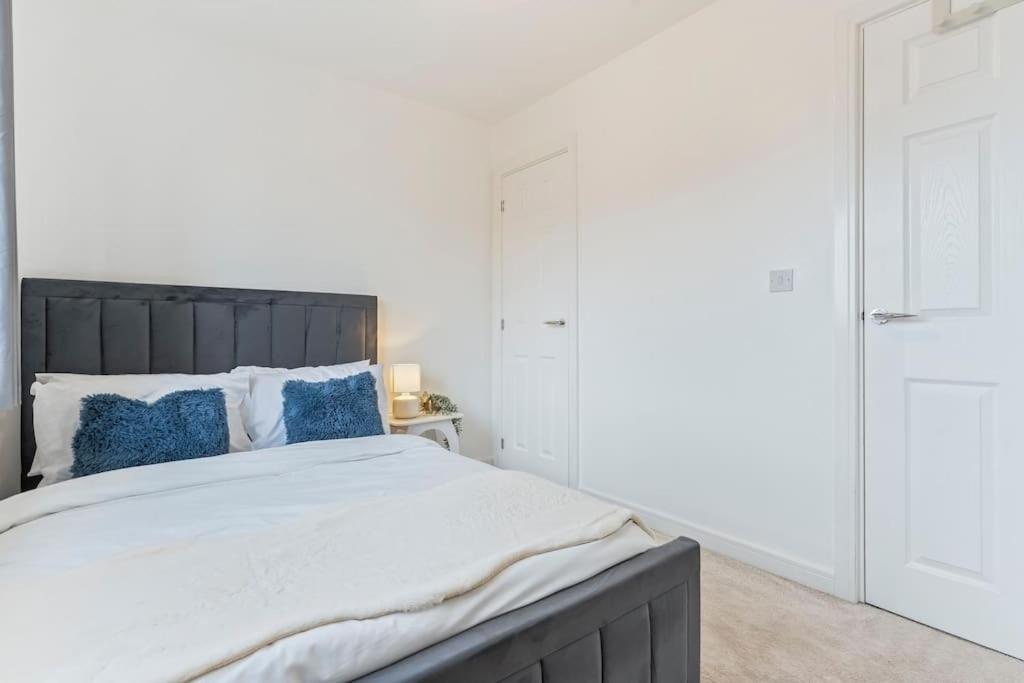 Luxury Modern House - 8 mins to NEC, Airport - Tap to explore photos