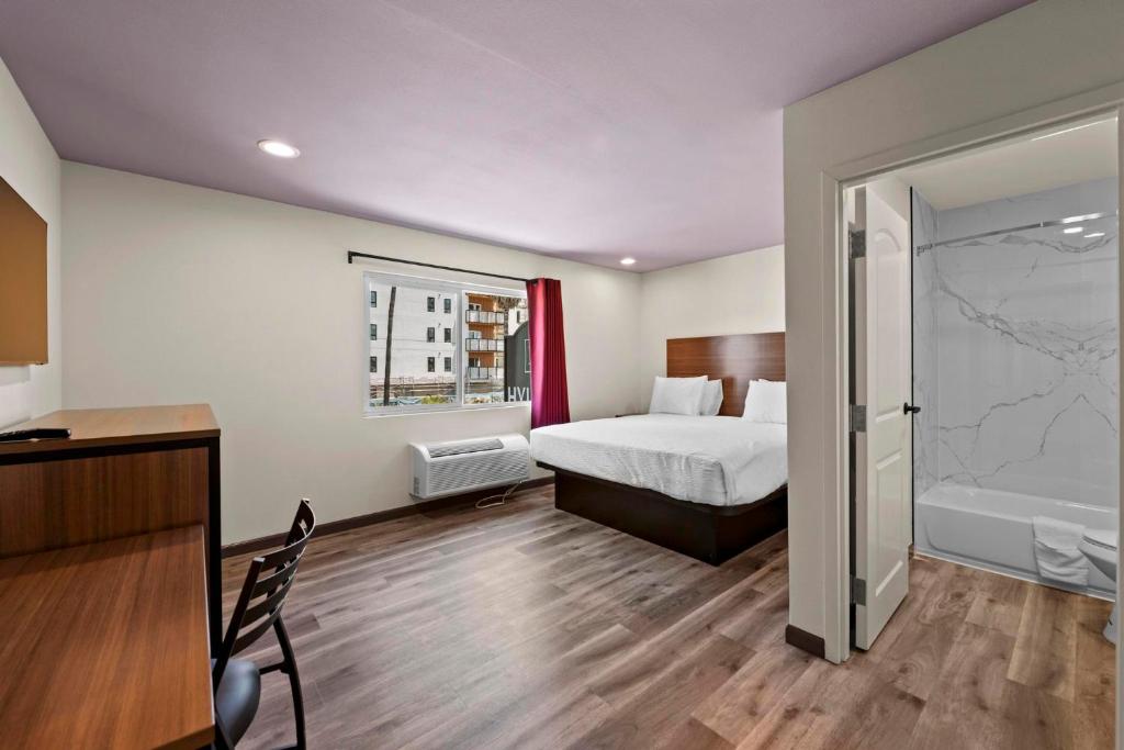 Hyland Inn Long Beach image