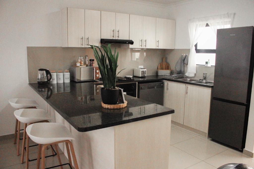 Modern 2 bedroom apartment close to shops & beach - Tap to explore photos