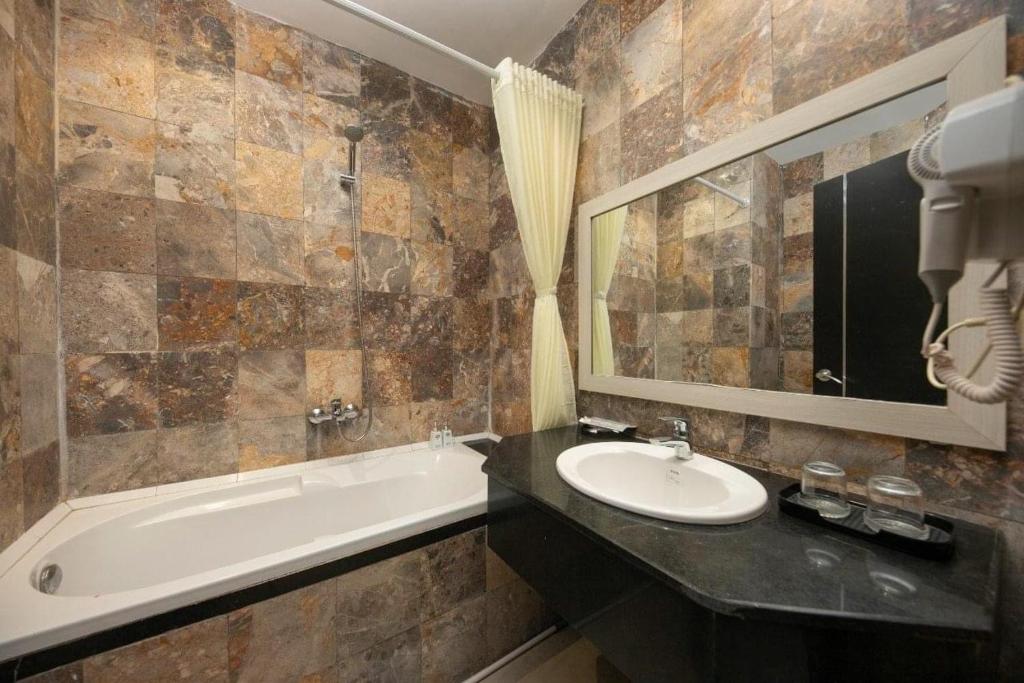 Salem Riverside Hotel Room