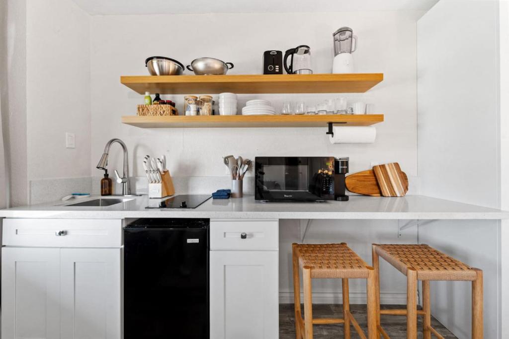 Charming Studio Retreat by Rather Be Properties image