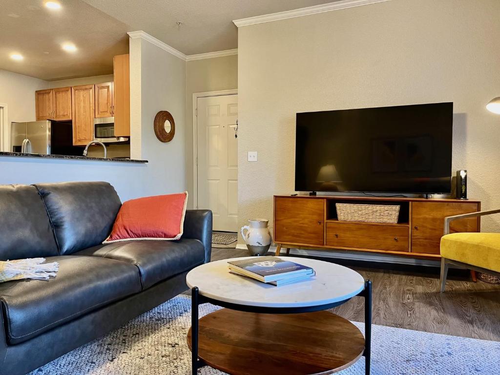 Gated Condo Heated Pool Spa Gym Near Zoo - Tap to explore photos