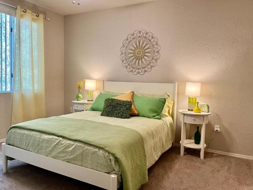 Gated Condo Heated Pool Spa Gym Near Zoo - Tap to explore photos