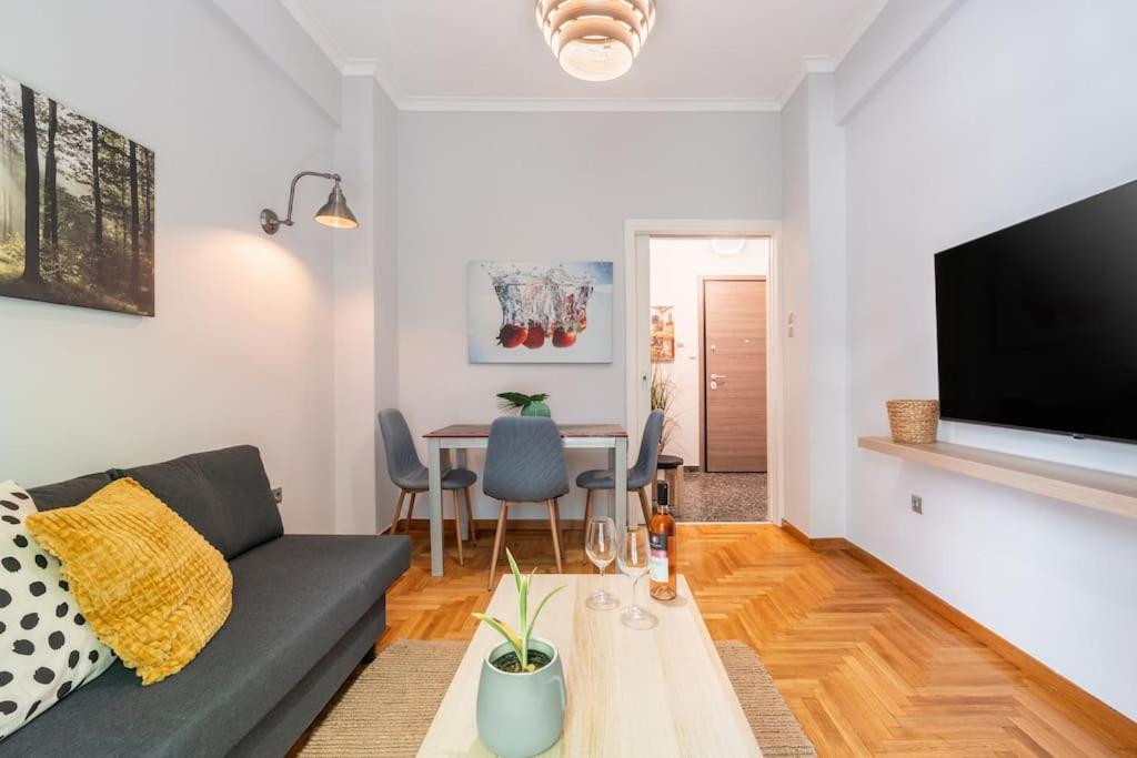 Bright Serenity 1DR Apt in Koukaki - Tap to explore photos