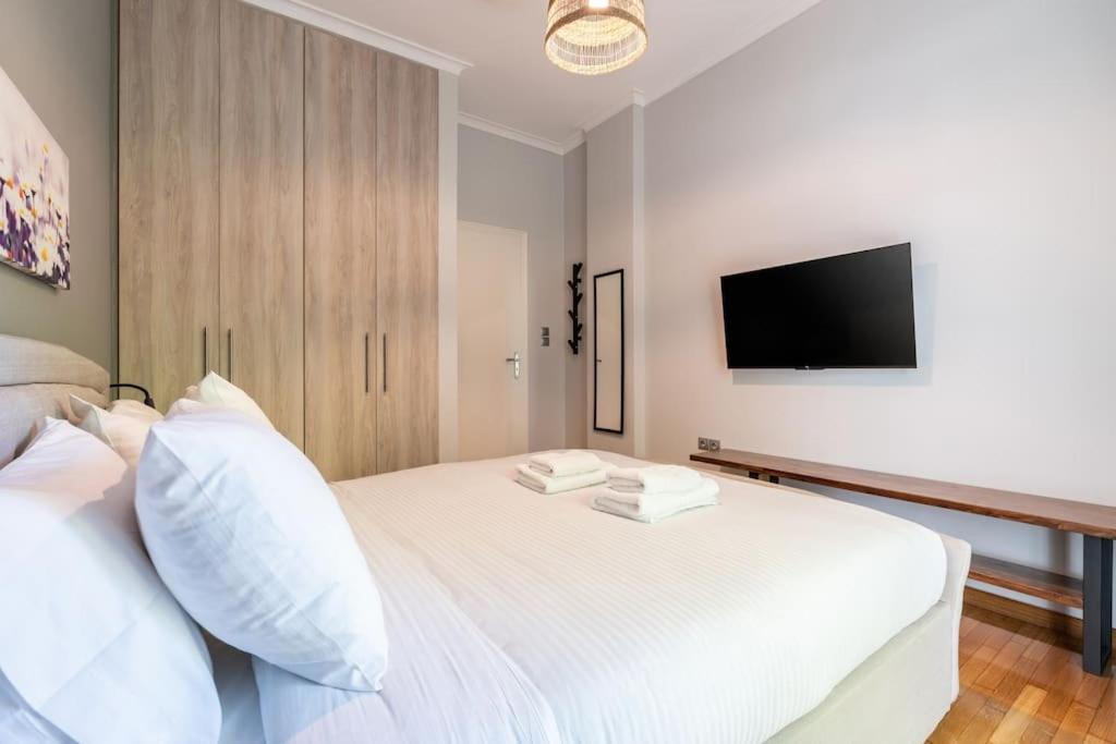 Bright Serenity 1DR Apt in Koukaki - Tap to explore photos
