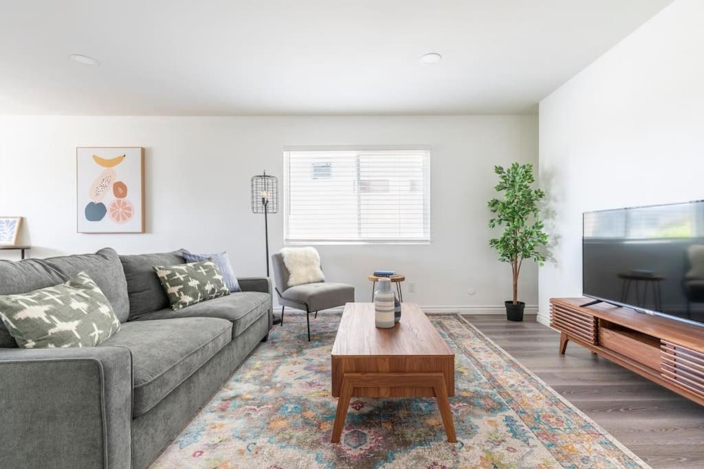 Enjoy Alhambra Night Life at 2BR Apt image