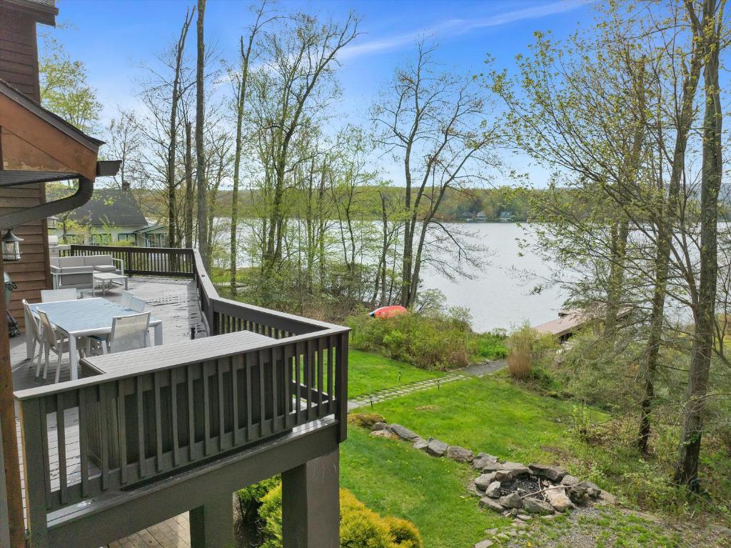 Lakefront, Dock, Hottub, Pooltable, Kayaks, 75"tv image