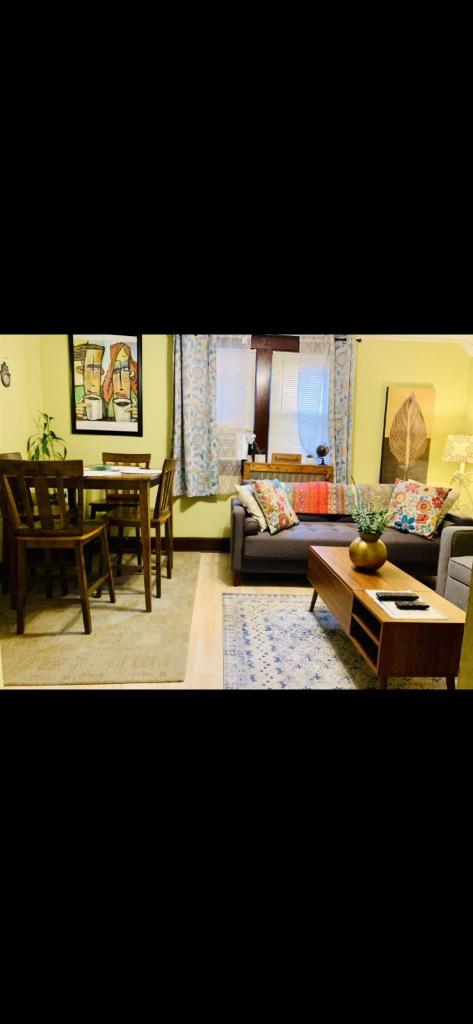 Cozy 2nd Floor Apartment With Private Entrance image