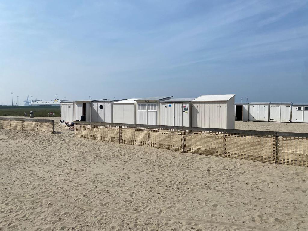 Luxe app Knokke-Heist met strand cabine - Tap to explore photos