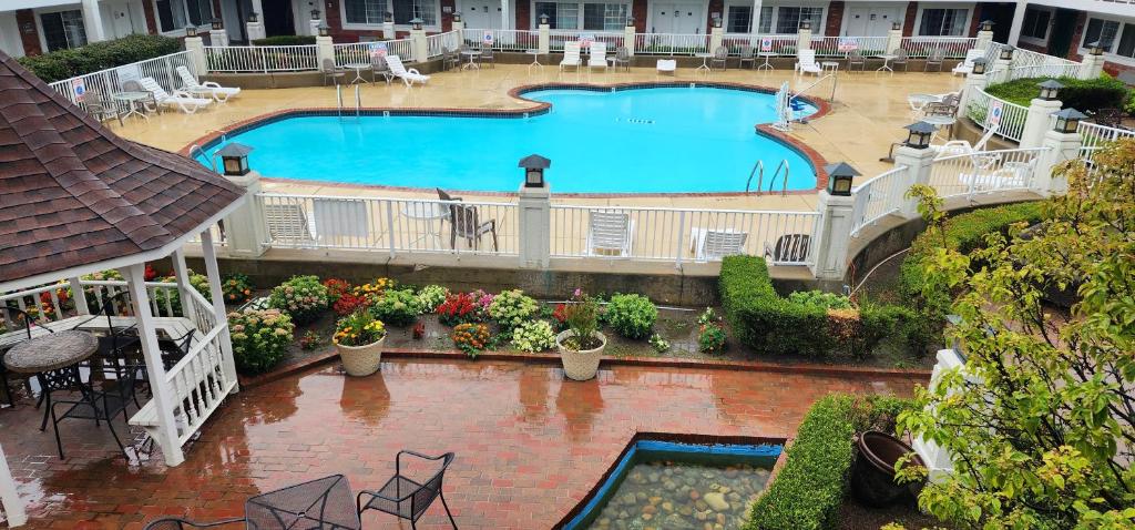 Days Inn & Suites by Wyndham Roseville/Detroit Area image