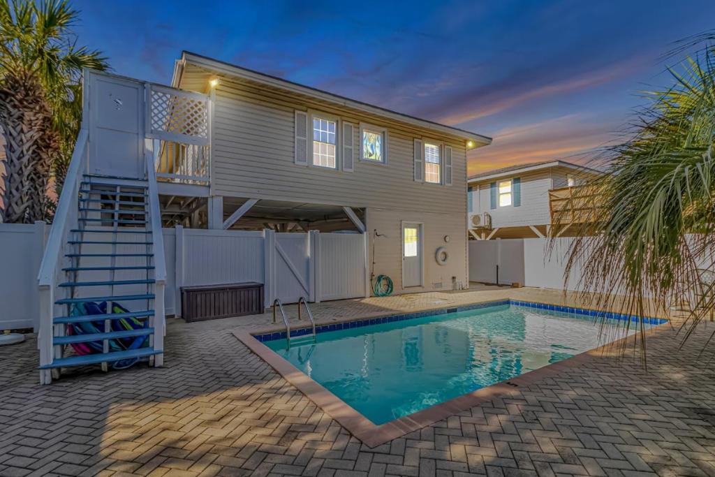 Beautifully Updated Beach House-Bella Sirena! Short walk to the beach! Sleeps 8! image