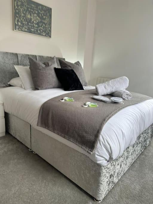 Bright, spacious and modern flat - Tap to explore photos