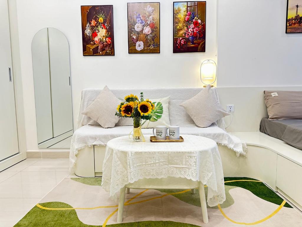 Phòng tại Vinhomes Smart City nội thất cao cấp, tầng trung, ban công thoáng