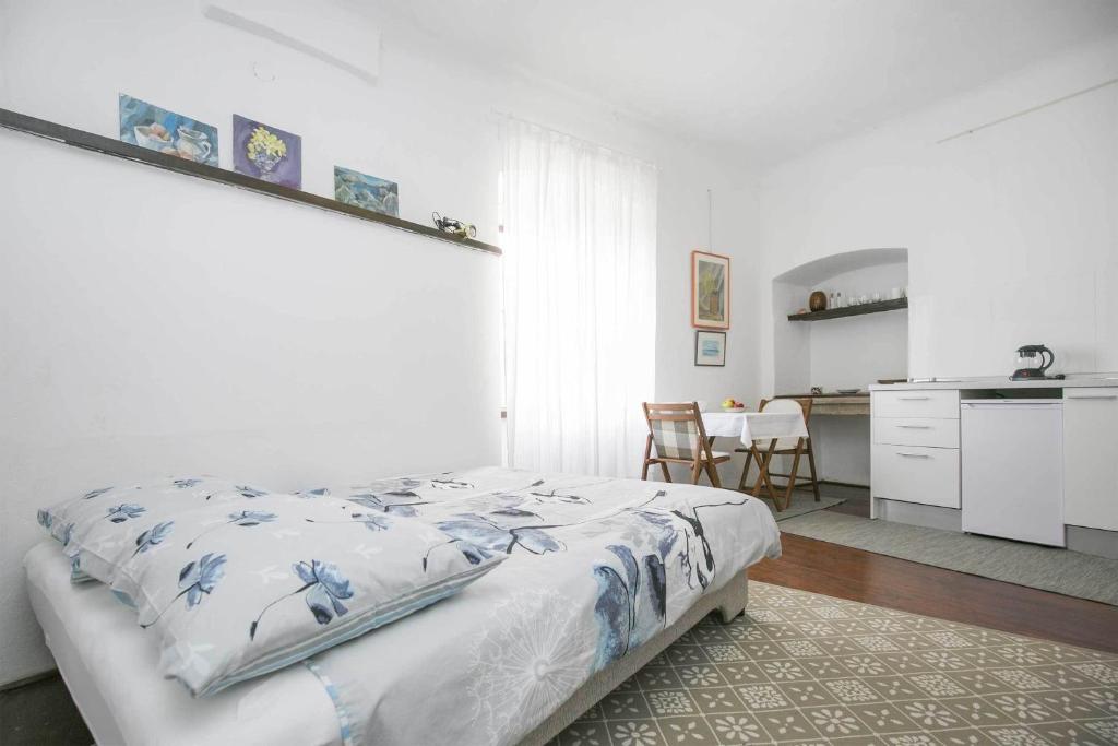 Nick's Old Town Apartment photo 2