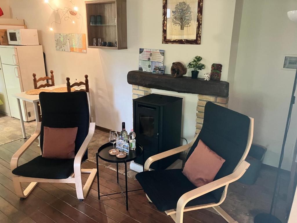 1 Bed Studio - Pets - Terrace - Parking - Tap to explore photos
