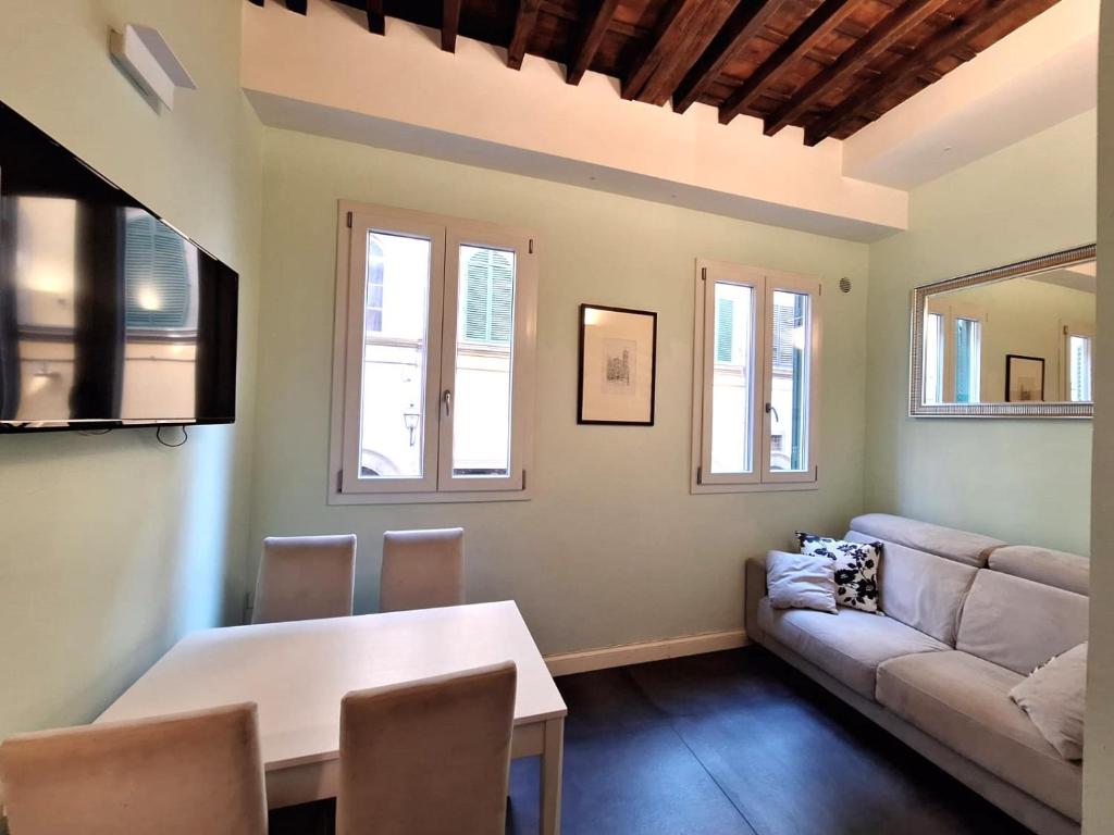 Fiorino Duomo Cozy Suite - Tap to explore photos