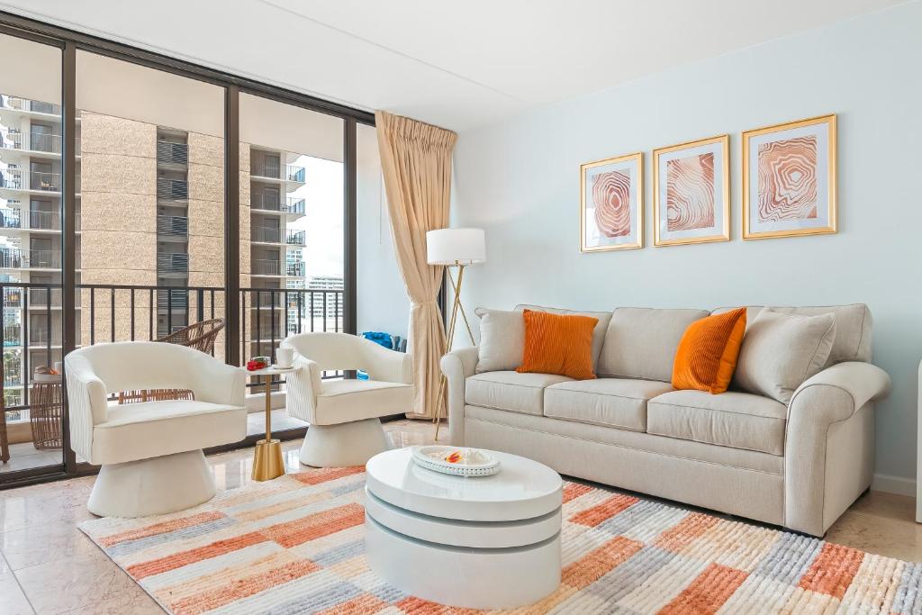 Waikiki Banyan condo with ocean & skyline views - Tap to explore photos