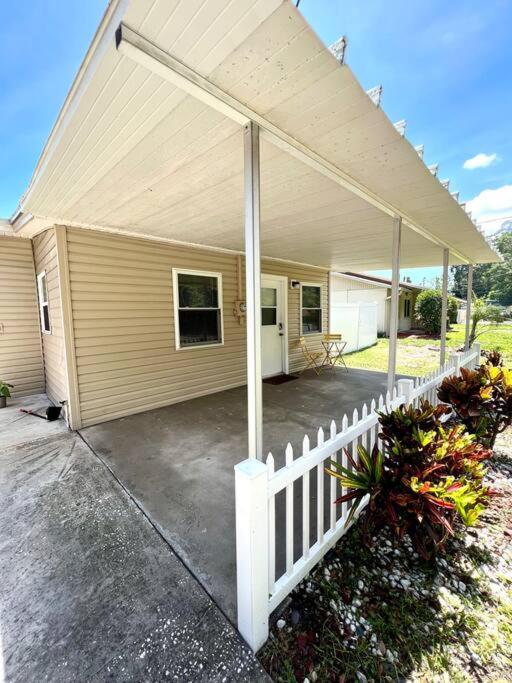 Modern cozy with pool and big backyard, Pinellas