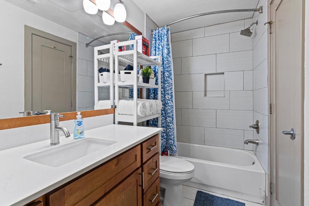 1BR Haven:Pool/Gym/Free Wi-Fi/ Walk to shops image