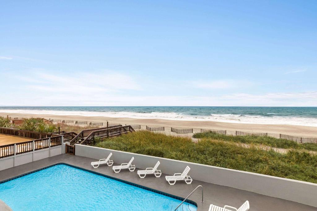 Days Inn by Wyndham Myrtle Beach-Beach Front image