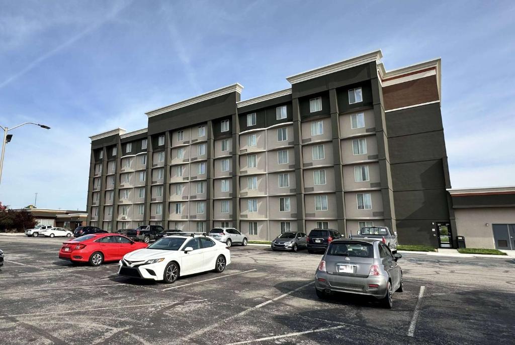 La Quinta Inn & Suites by Wyndham Indianapolis South image