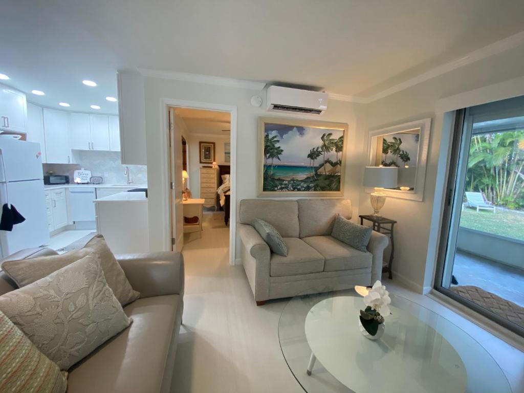 Closest 1BR to Vanderbilt Beach, full kitchen with dishwasher, ALL NEW! image