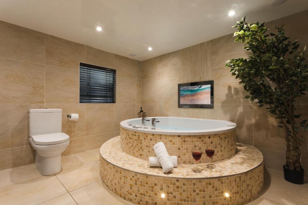 Aphrodites Group Room Type - Deluxe Suite with Spa Bath