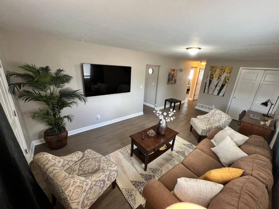 Spacious Westminster 2bd/1ba image