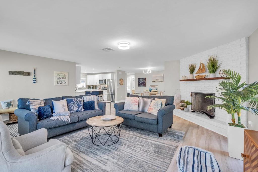 Relax Poolside & Walk or Bike to the Beach From This Amazing Naples Pool Home! image