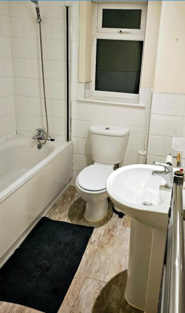 Extra Large Bedroom Dartford - Tap to explore photos