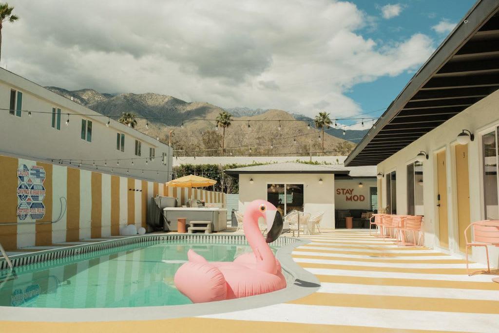 Mod Retreat in Vibrant Palm Springs - Tap to explore photos