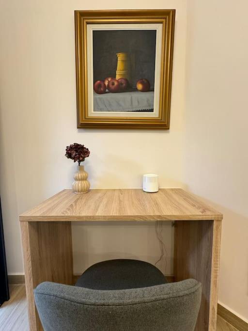 Quiet Studio With Free Parking - Tap to explore photos