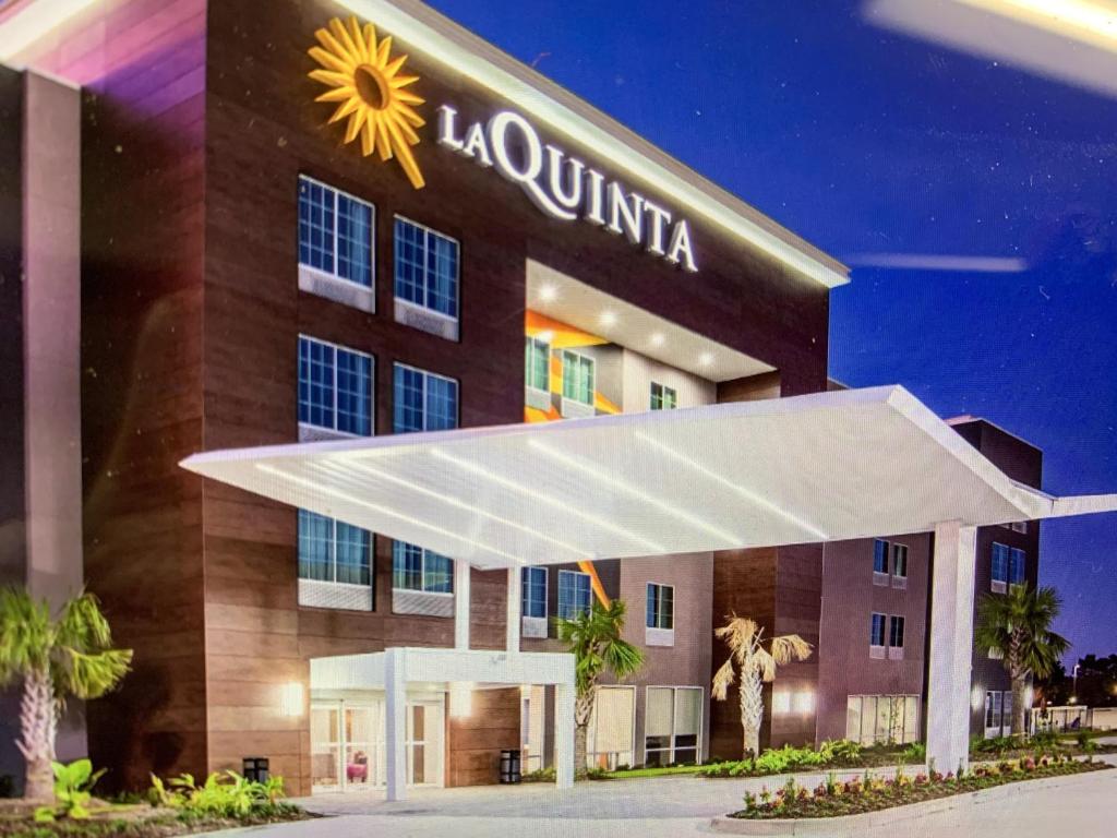 La Quinta Inn & Suites by Wyndham Baton Rouge - Port Allen image