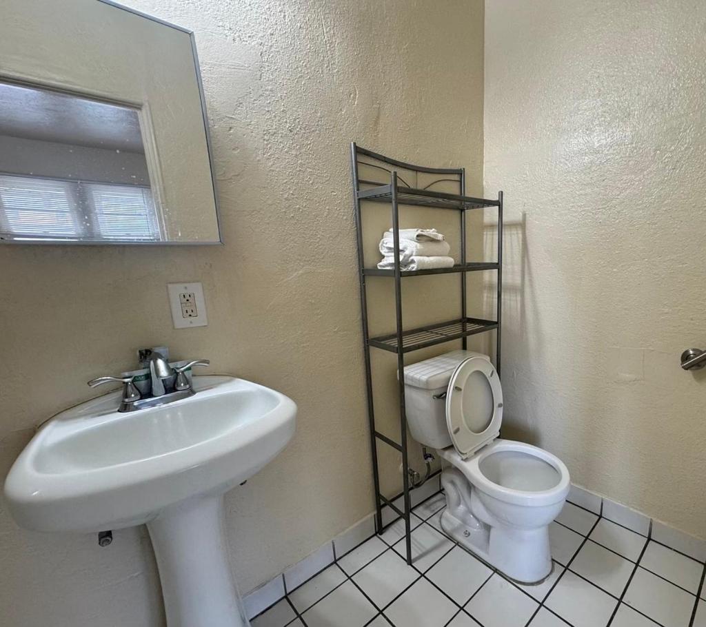 The Oaks Motel image