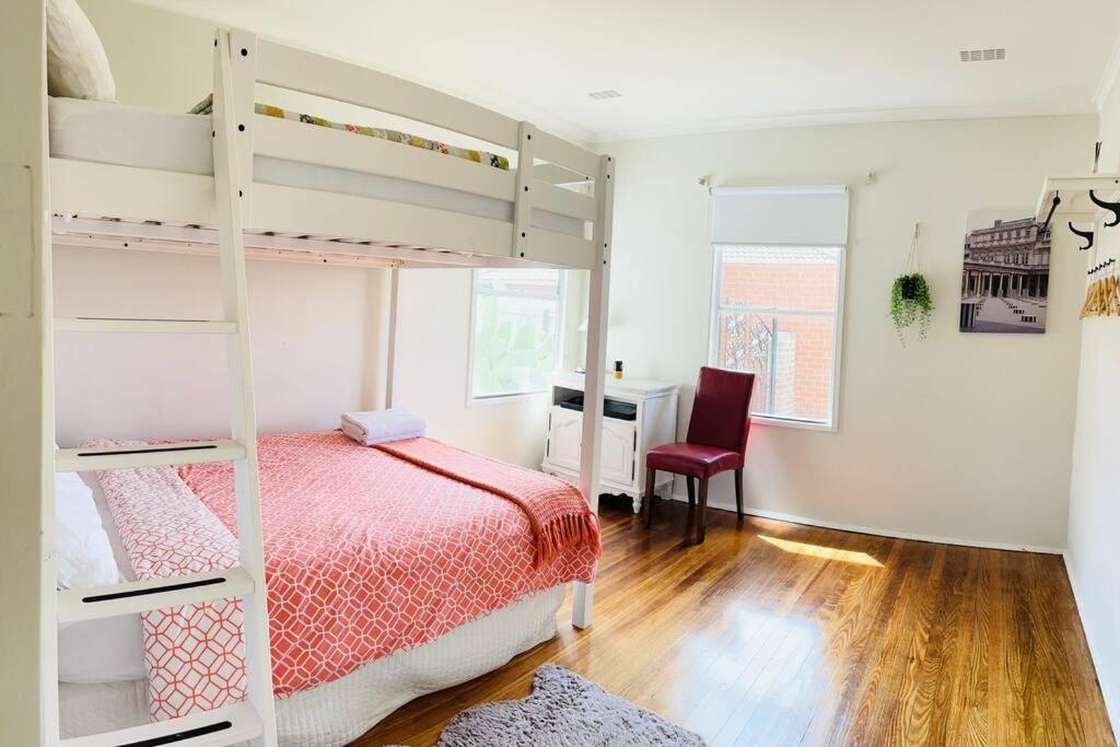 D122 Lovely London Home photo 4