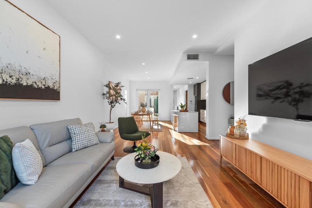 Stylish Home, Family - Walk to Pub,Cafes, 1KM CBD! photo 3