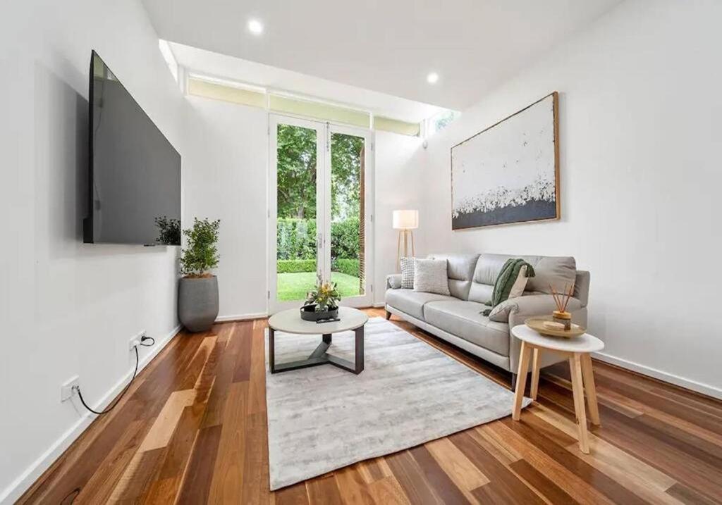 Stylish Home, Family - Walk to Pub,Cafes, 1KM CBD! photo 1