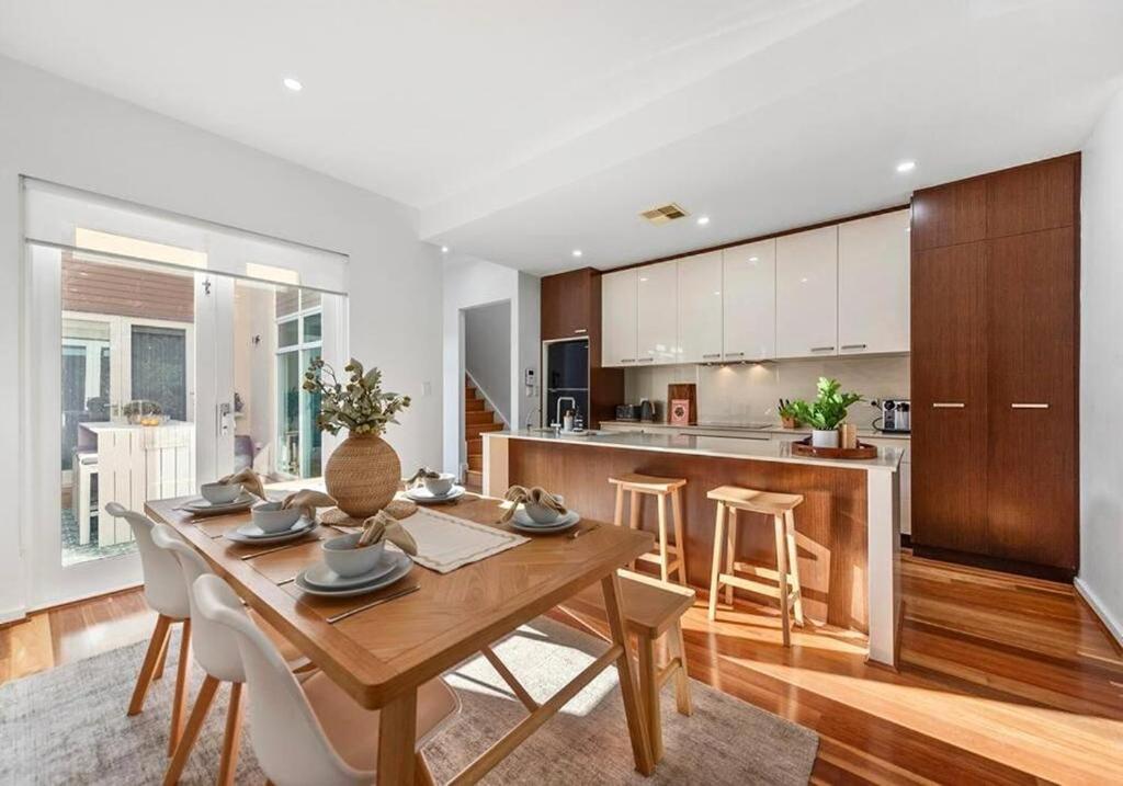 Stylish Home, Family - Walk to Pub,Cafes, 1KM CBD! photo 4