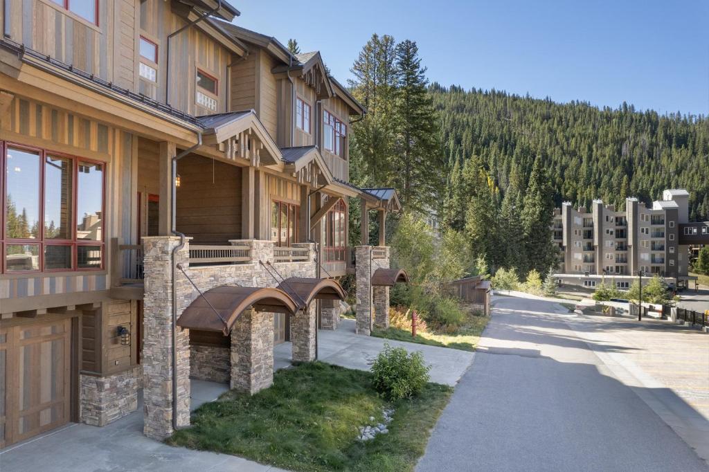 Base Camp At Iron Horse 4 Bedroom Townhouse by Redawning image