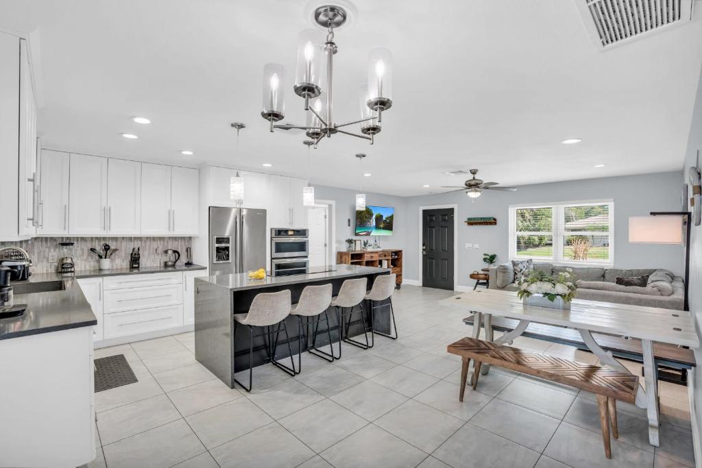 Salt Water Heated Pool Home with a Tiki Bar, a Garage Game Room and 4 Bikes image