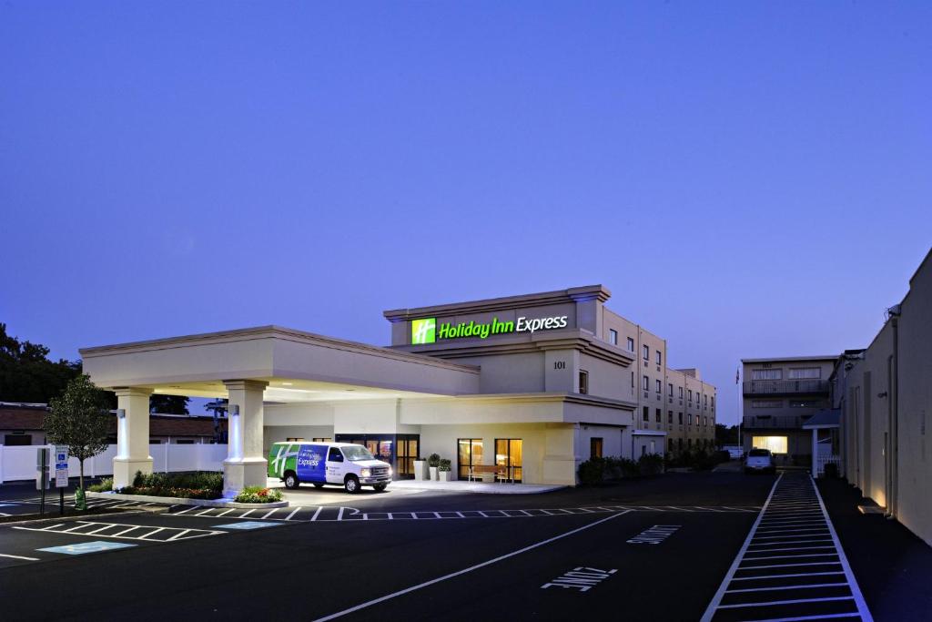 Holiday Inn Express Philadelphia Airport, an IHG Hotel image