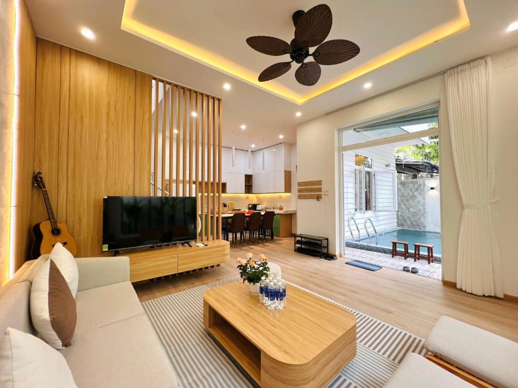 Pool Leo Villa My Khe beach 5BR