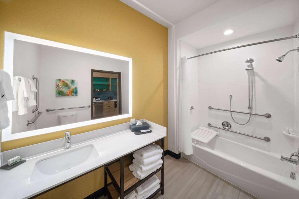 La Quinta Inn & Suites by Wyndham El Paso East Loop-375 image
