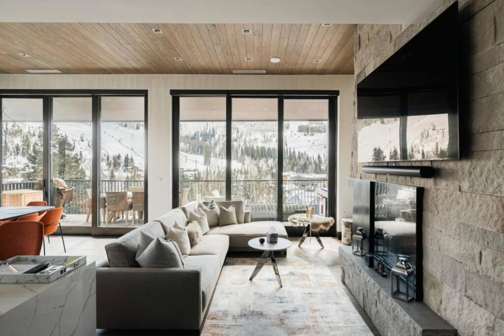 Lavish 3-Bedroom Penthouse with Four Seasons Flair image