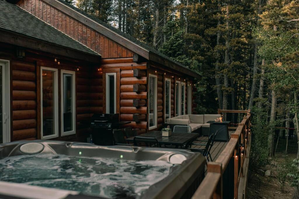 Hot tub, private deck, gas fire pit & king bed! image