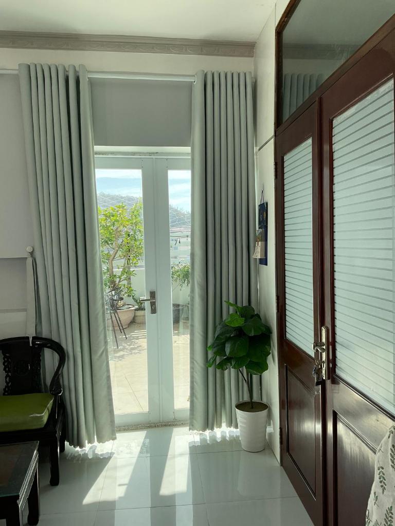 Queen Bed Big Window Mountain Sunset view 1mins to beach